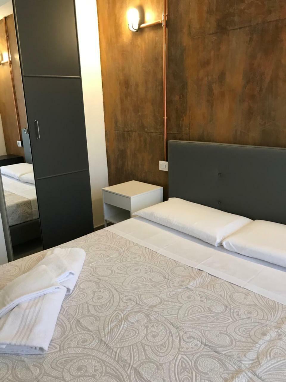 Joy Rooms Milan Bagian luar foto